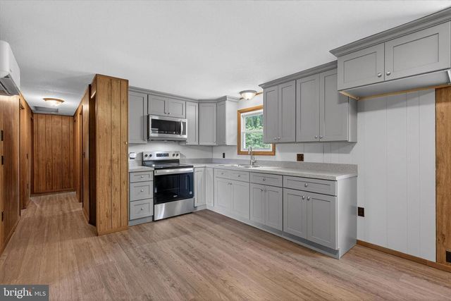 1048 CREEK RD, Manheim, PA 17545