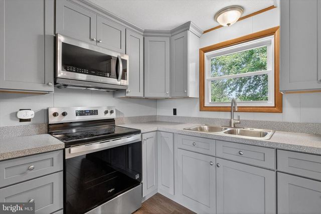 1048 CREEK RD, Manheim, PA 17545