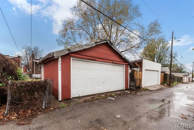 4925 Schollmeyer Avenue, St Louis, MO 63109