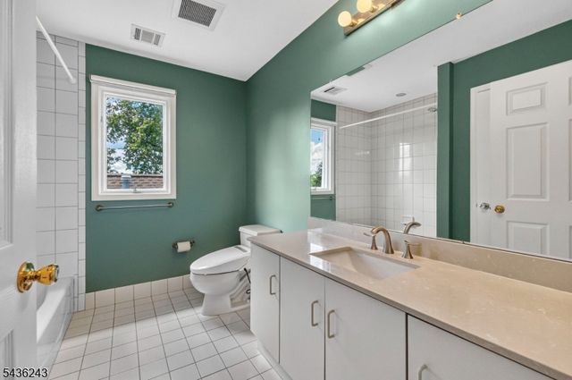 8 Van Duyne Ct, Montville Twp., NJ 07082