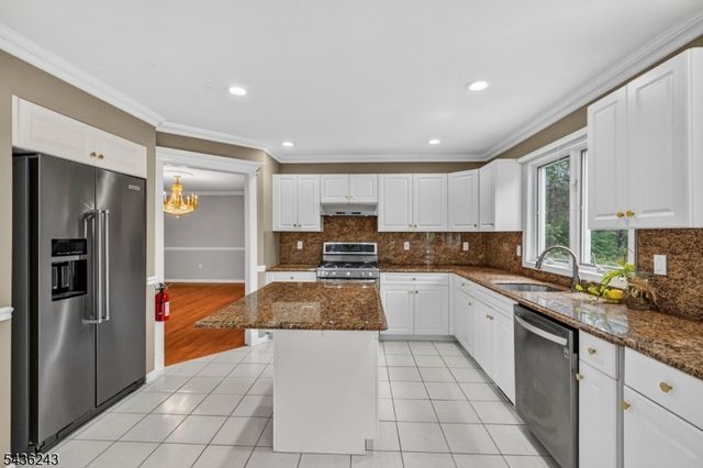 8 Van Duyne Ct, Montville Twp., NJ 07082