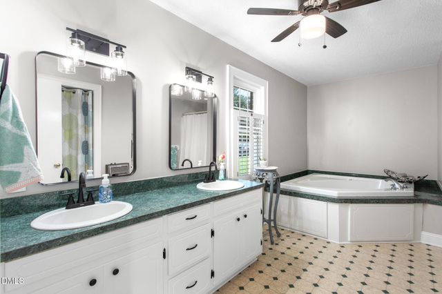 1111 N Woodleigh Circle, Reidsville, NC 27320