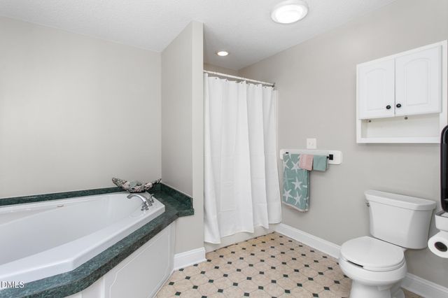 1111 N Woodleigh Circle, Reidsville, NC 27320