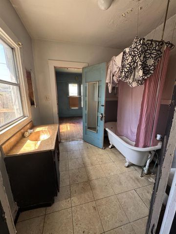 4005 San Carlos Way, Sacramento, CA 95820