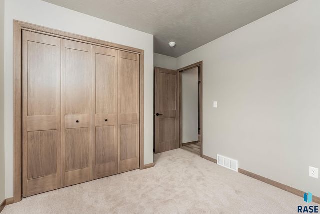 628 N YANKEE Ave Avenue, Sioux Falls, SD 57110