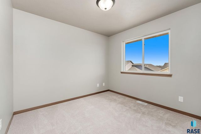 628 N YANKEE Ave Avenue, Sioux Falls, SD 57110