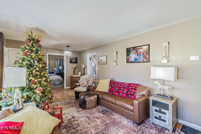 500 Crestview Drive, Lenoir City, TN 37772