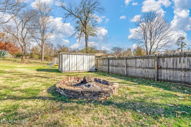 500 Crestview Drive, Lenoir City, TN 37772