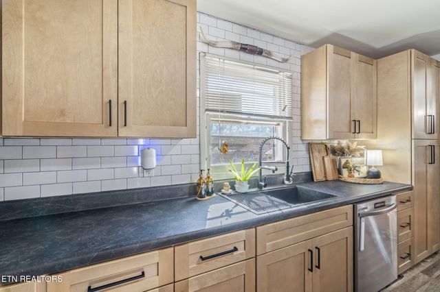 500 Crestview Drive, Lenoir City, TN 37772