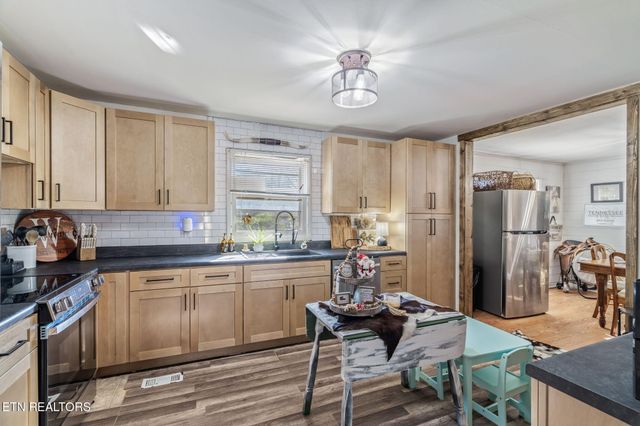 500 Crestview Drive, Lenoir City, TN 37772