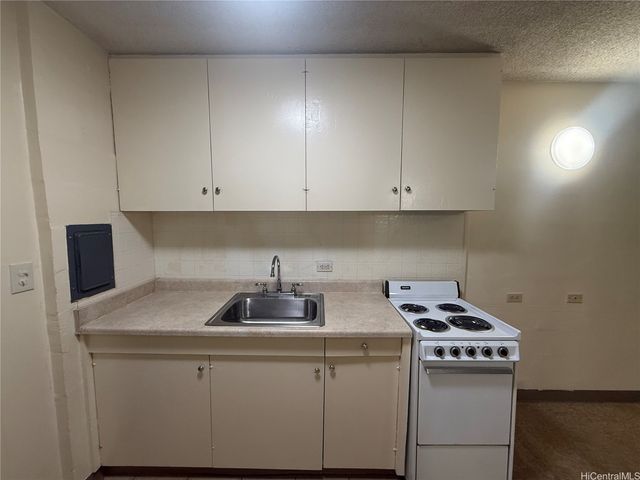 952 Ahana Street 290, Honolulu, HI 96814