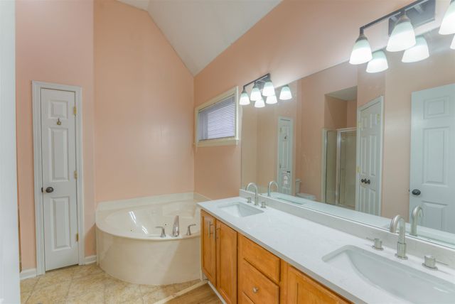 2715 BENDING ELM DR, Memphis, TN 38016