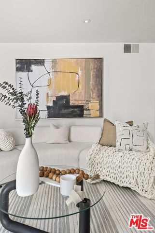 911 N Kings Road 321, West Hollywood, CA 90069