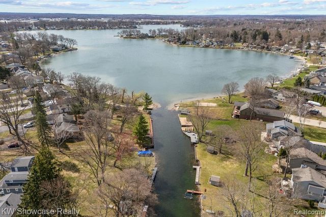 6625 Lanman Drive, Waterford, MI 48329