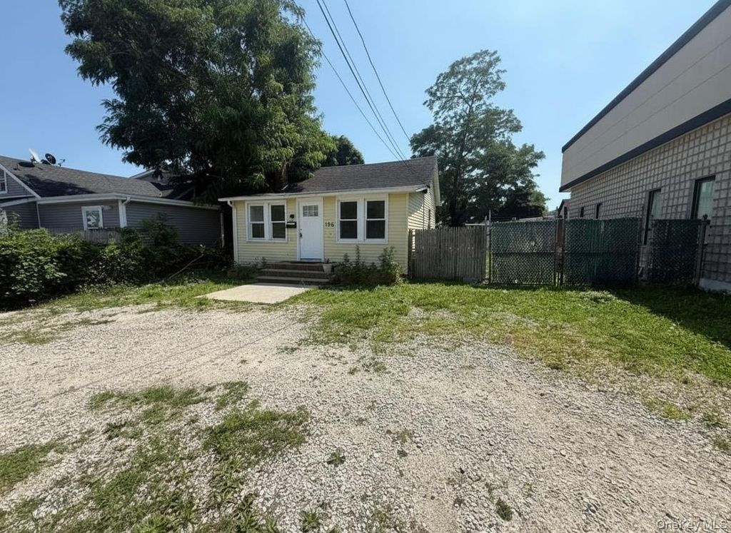 196 Old Sunrise Highway, Massapequa, NY 11758 — exterior