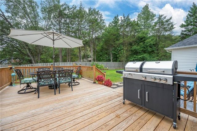 6630 Valleyoak Drive, Clemmons, NC 27012