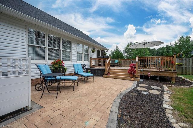 6630 Valleyoak Drive, Clemmons, NC 27012