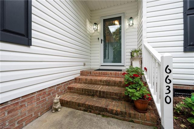 6630 Valleyoak Drive, Clemmons, NC 27012
