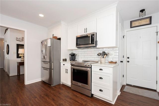 6630 Valleyoak Drive, Clemmons, NC 27012