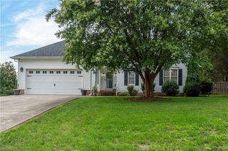 6630 Valleyoak Drive, Clemmons, NC 27012