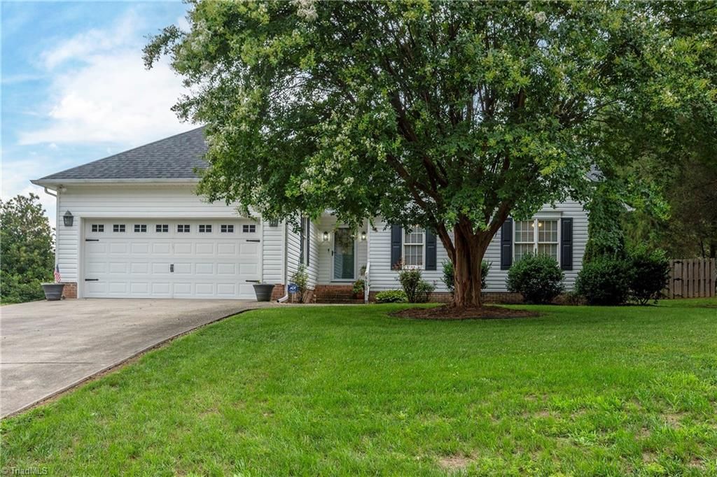 6630 Valleyoak Drive, Clemmons, NC 27012