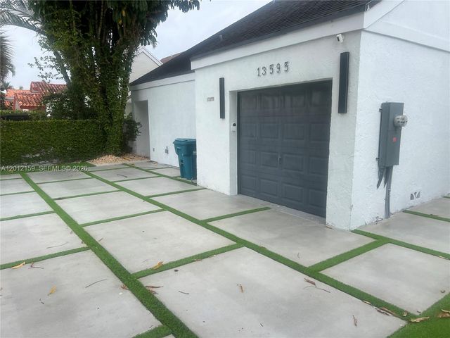 13595 SW 99th St, Miami, FL 33186