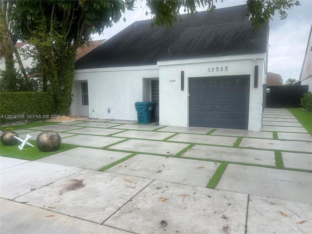 13595 SW 99th St, Miami, FL 33186