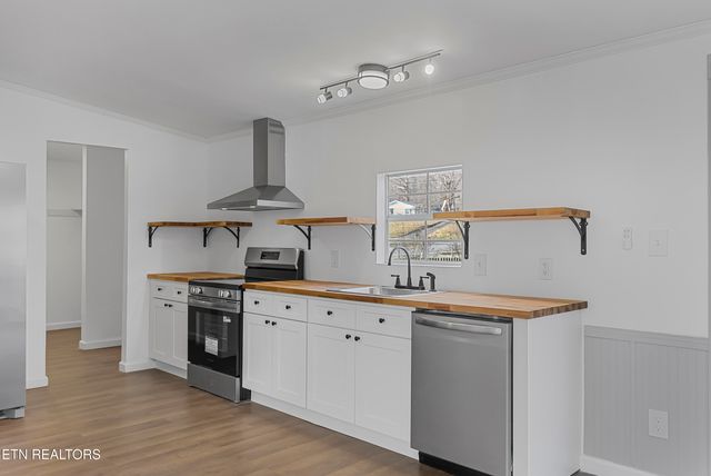 806 Reynolds Ave, Clinton, TN 37716