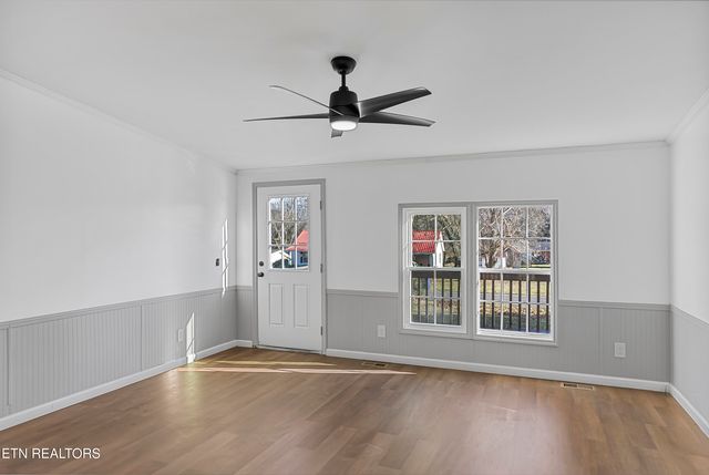 806 Reynolds Ave, Clinton, TN 37716