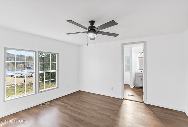 806 Reynolds Ave, Clinton, TN 37716