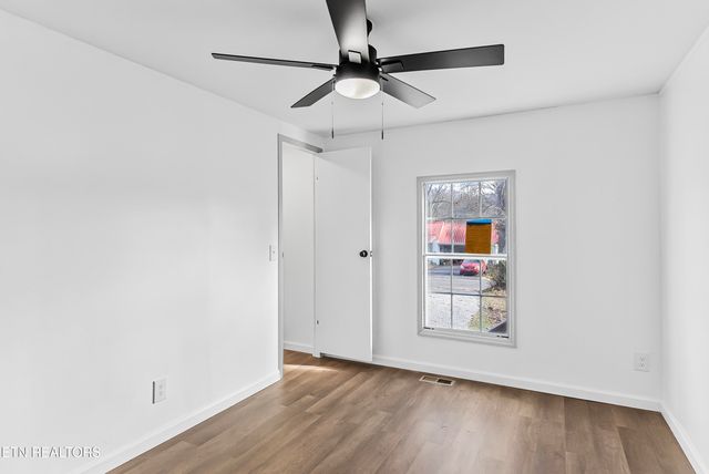 806 Reynolds Ave, Clinton, TN 37716