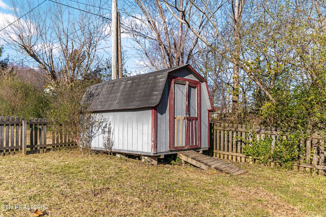 806 Reynolds Ave, Clinton, TN 37716