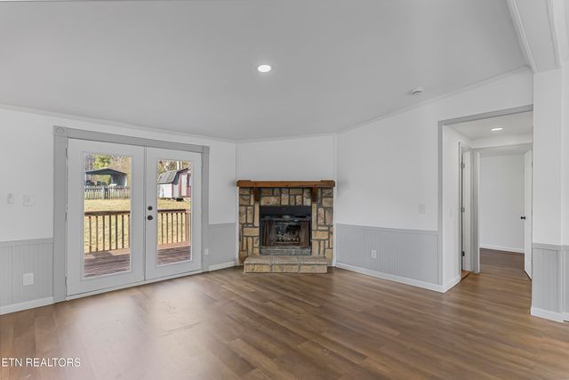 806 Reynolds Ave, Clinton, TN 37716