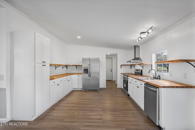 806 Reynolds Ave, Clinton, TN 37716