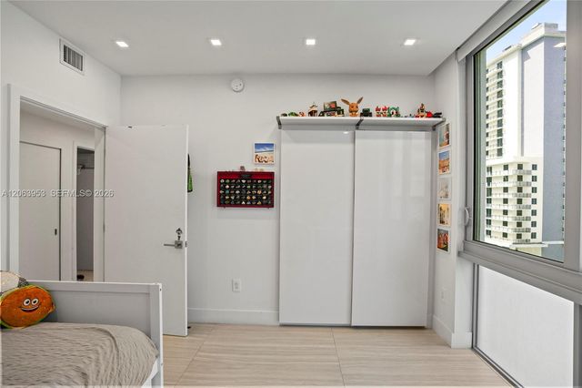 16385 Biscayne Boulevard 1601+2 Parkings, North Miami Beach, FL 33160