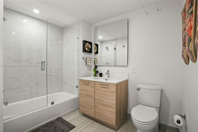 16385 Biscayne Boulevard 1601+2 Parkings, North Miami Beach, FL 33160