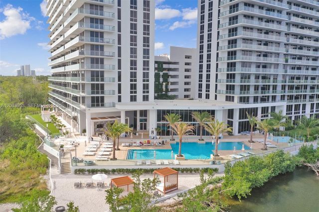 16385 Biscayne Boulevard 1601+2 Parkings, North Miami Beach, FL 33160