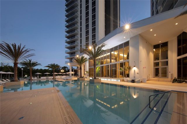 16385 Biscayne Boulevard 1601+2 Parkings, North Miami Beach, FL 33160