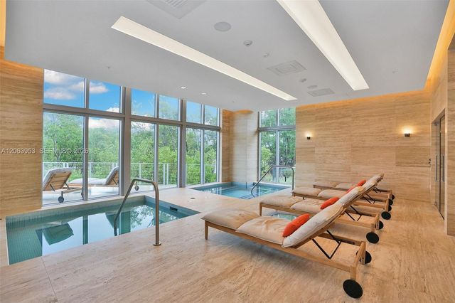 16385 Biscayne Boulevard 1601+2 Parkings, North Miami Beach, FL 33160
