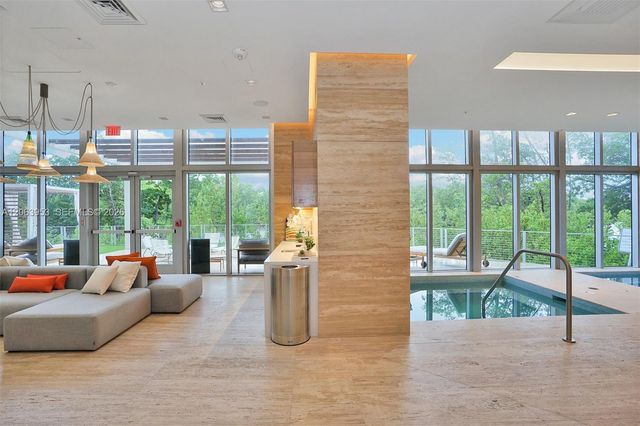 16385 Biscayne Boulevard 1601+2 Parkings, North Miami Beach, FL 33160