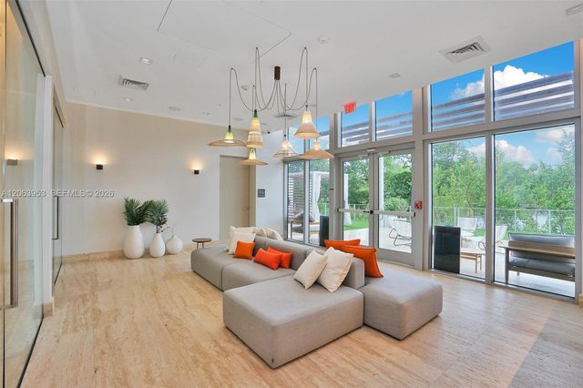 16385 Biscayne Boulevard 1601+2 Parkings, North Miami Beach, FL 33160