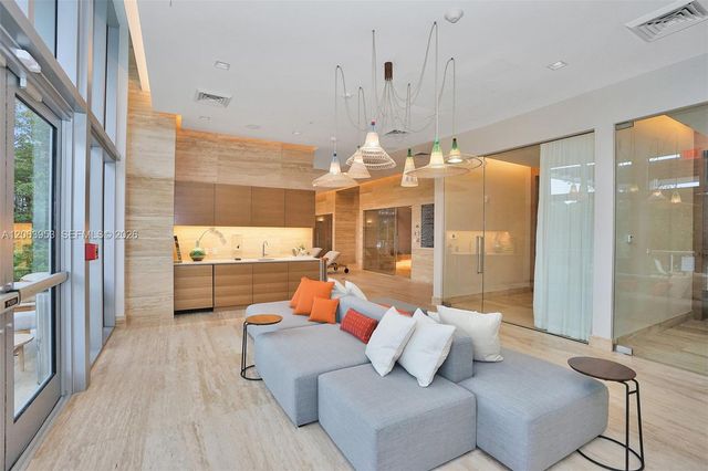 16385 Biscayne Boulevard 1601+2 Parkings, North Miami Beach, FL 33160
