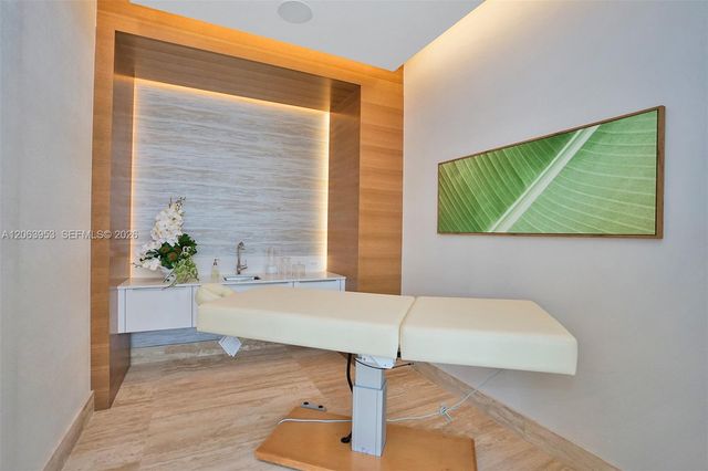 16385 Biscayne Boulevard 1601+2 Parkings, North Miami Beach, FL 33160