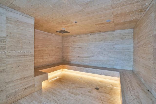 16385 Biscayne Boulevard 1601+2 Parkings, North Miami Beach, FL 33160