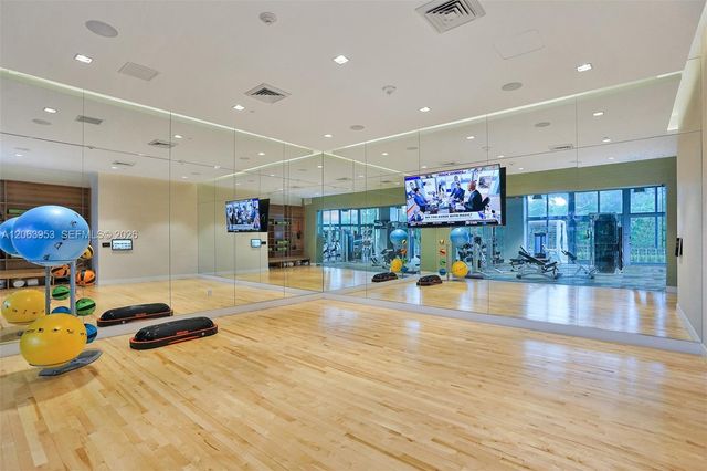 16385 Biscayne Boulevard 1601+2 Parkings, North Miami Beach, FL 33160