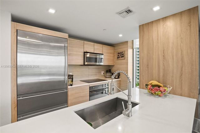 16385 Biscayne Boulevard 1601+2 Parkings, North Miami Beach, FL 33160