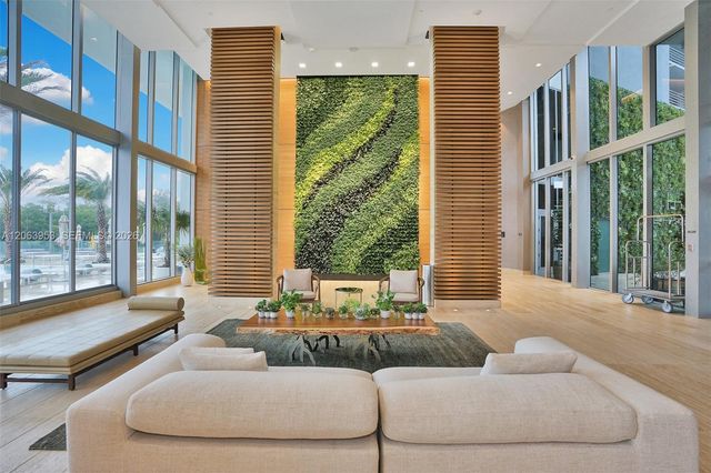 16385 Biscayne Boulevard 1601+2 Parkings, North Miami Beach, FL 33160