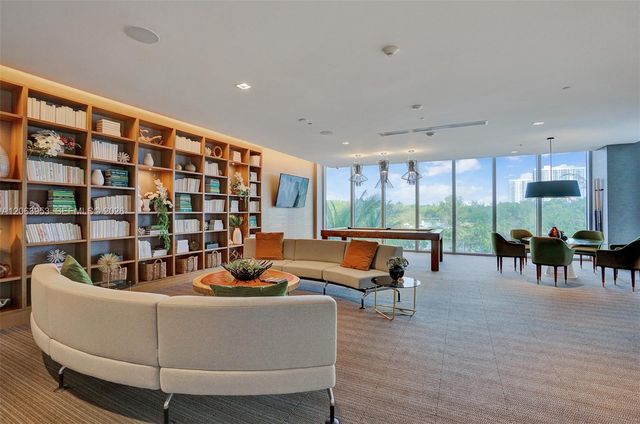 16385 Biscayne Boulevard 1601+2 Parkings, North Miami Beach, FL 33160