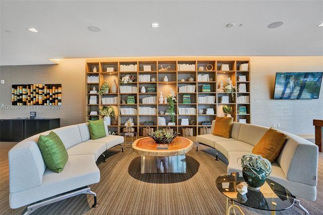 16385 Biscayne Boulevard 1601+2 Parkings, North Miami Beach, FL 33160