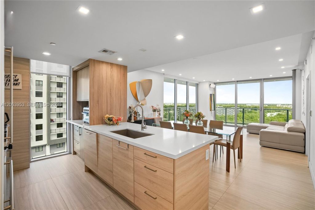 16385 Biscayne Boulevard 1601+2 Parkings, North Miami Beach, FL 33160